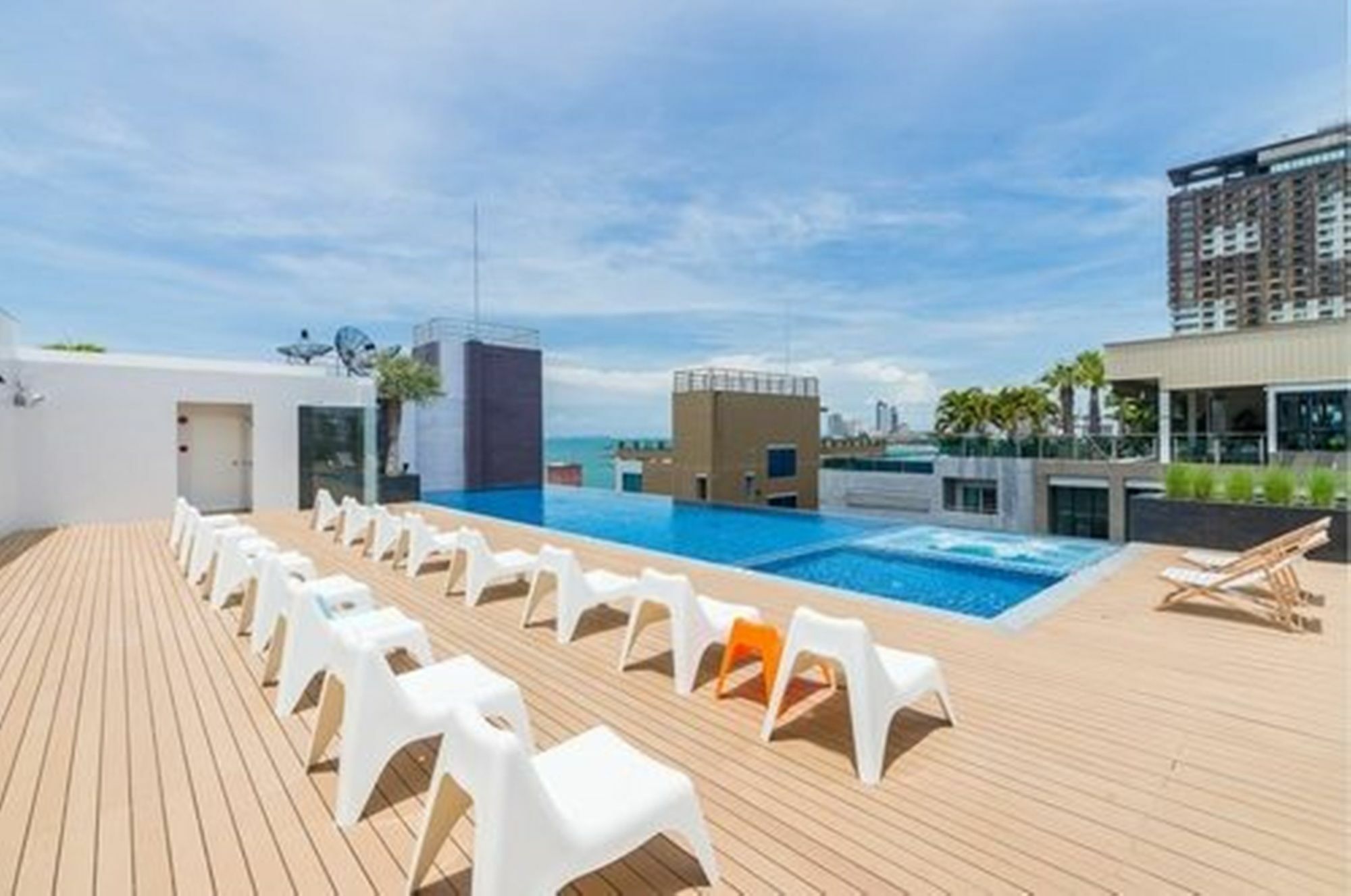 Sea Me Spring Hotel Pattaya Exterior foto